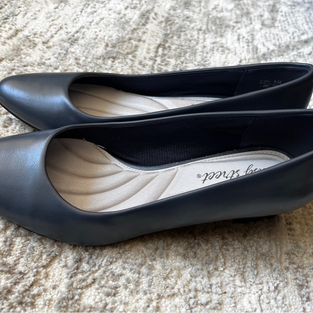Easy Street Women's Prim Kitten Heel Pumps 8M Navy Blue Faux Leather $60